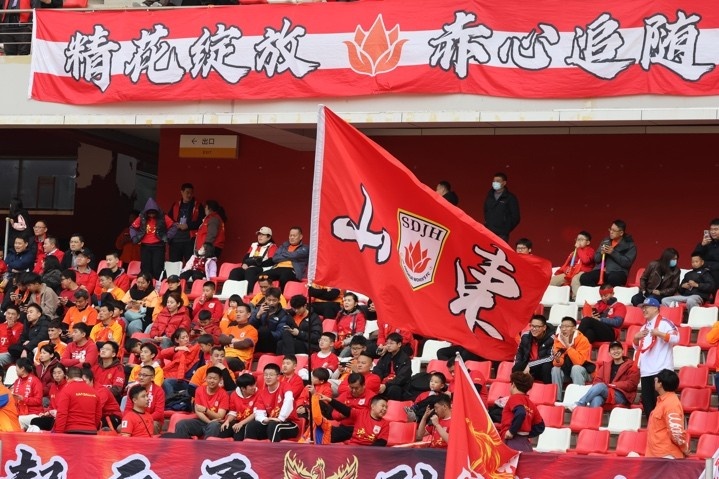主場上萬名球迷的吶喊助威，給山東體彩女足征戰(zhàn)女超增添了能量與動力